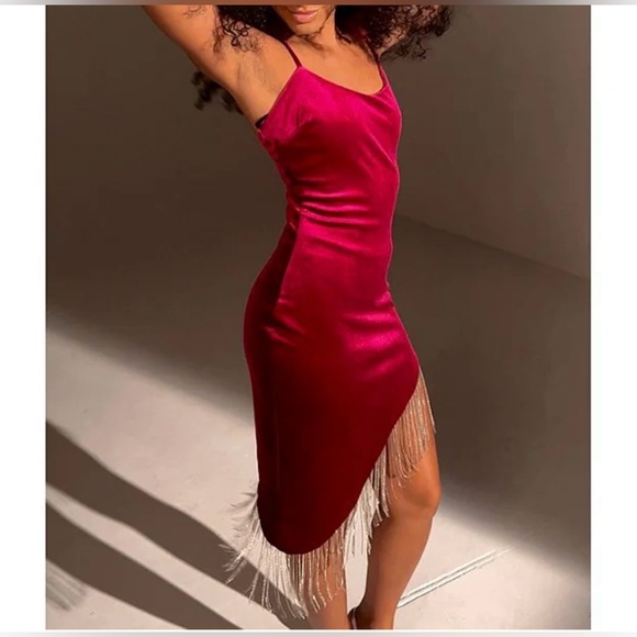 🥳♥️ Junior’s City Vibe Berry Velvet Fringe Asymmetrical Hem Bodycon Dress - Picture 4 of 10